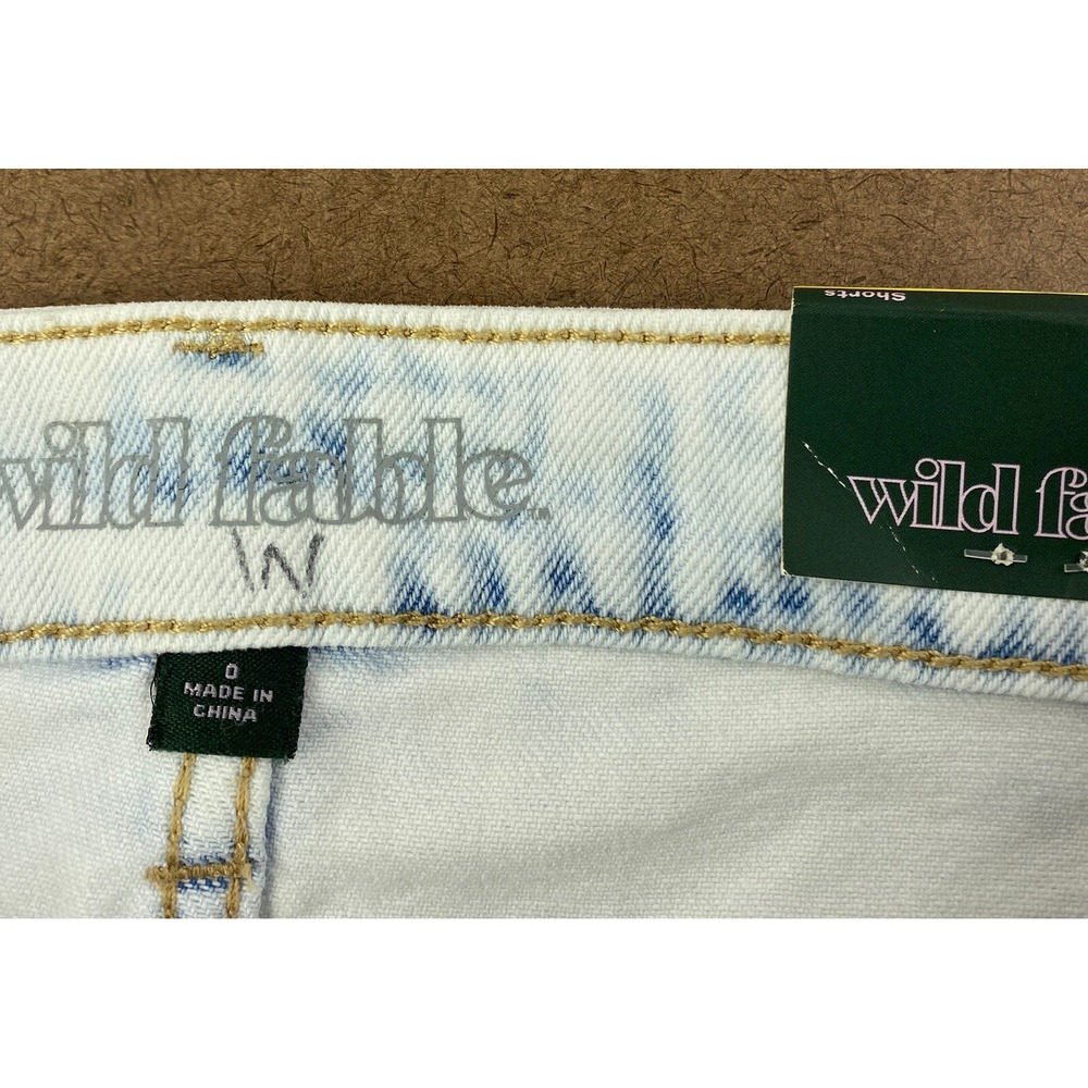 Wild Fable Women's Size 0/25 Light Acid Wash Cut Off Hi Rise Mom Jean Shorts NWT - Picture 2 of 8